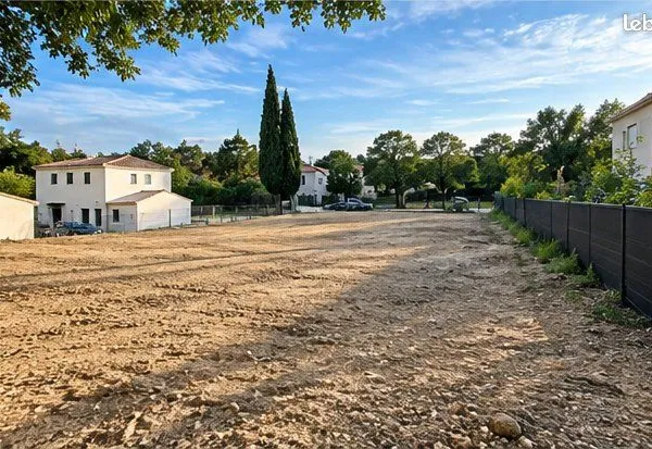 Ventabren - beau terrain plat de 756 m² - résidence sécurisée