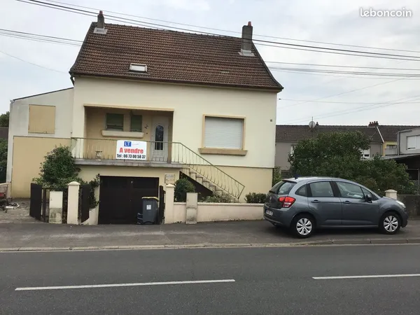 Maison individuelle situe dans un quartier résidentiel et calme