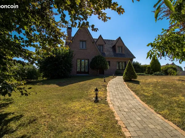 Pavillon individuel semi-plain-pied - 147 m² - parc de 2 660 m² - sous-sol