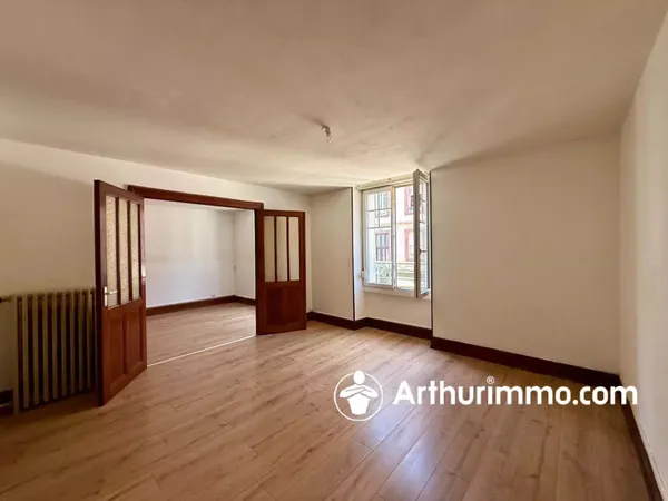 Appartement type T3 en rdc surélevé avec cave et garage