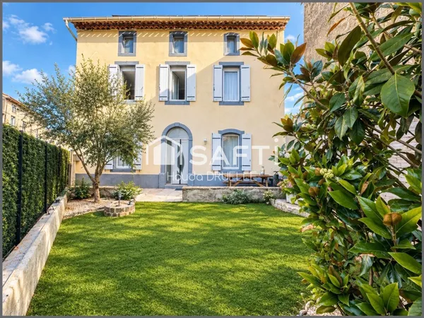Maison atypique de 170 m² avec 3 cours, grenier aménageable et stationnement privatif