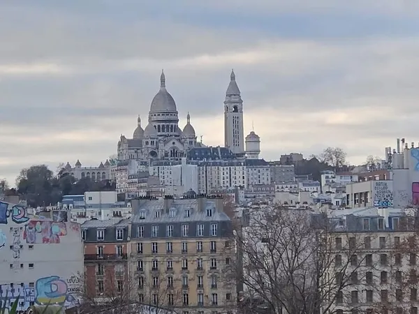 3 pièces entierement rénové, dernier étage avec ascenseur et 4 b