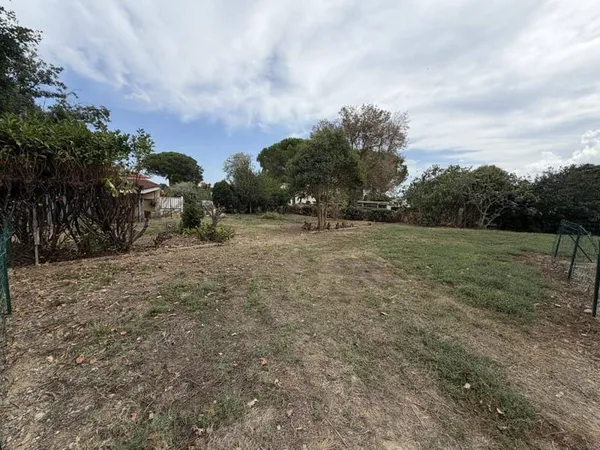 Terrain constructible 684 m²