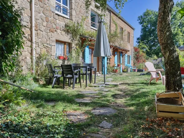 Ensemble immobilier de charme avec résidence principale et 3 gîtes, vaste terrain SAINT AGREVE (07)