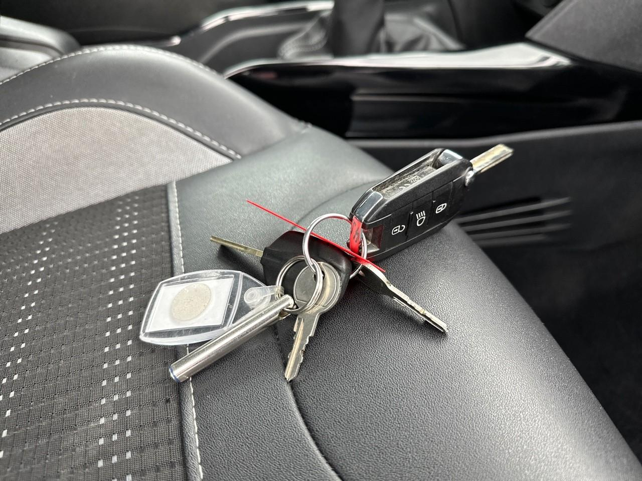 Peugeot 2008 puretech 130ch s&s bvm6 allure — photo 31