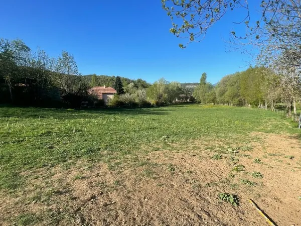 Terrain 308 m²