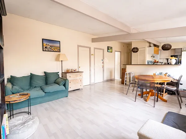 HYPER CENTRE et DERNIER ETAGE: 2/3 pièces de 65m² au sol dont 48m² en Carrez avec cave
