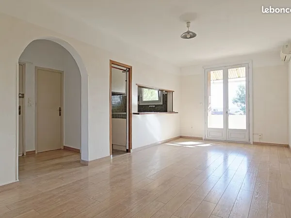 T3 70m² traversant, rénové, balcon Sud-Est, 2ème étage - Cuers