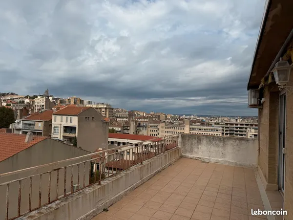 T2 de 66 m² à rénover, dernier étage, terrasse de 24 m², vue dégagée, Marseille 8e