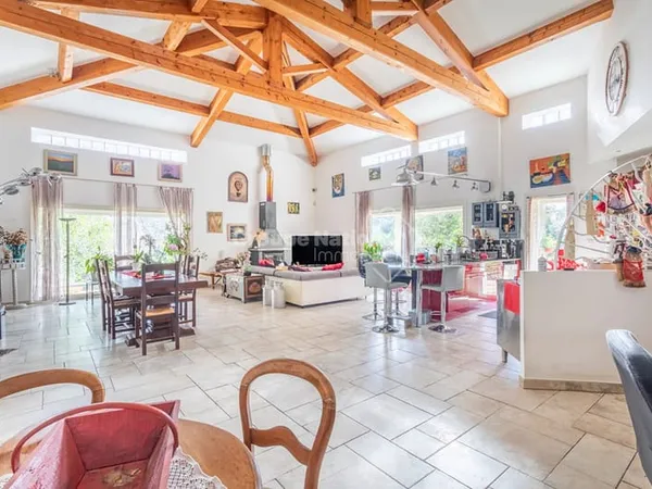 ENSUES LA REDONNE ! Belle maison de plein pied de type4 de 180 m² sur parcelle de terrain de 1649 m²