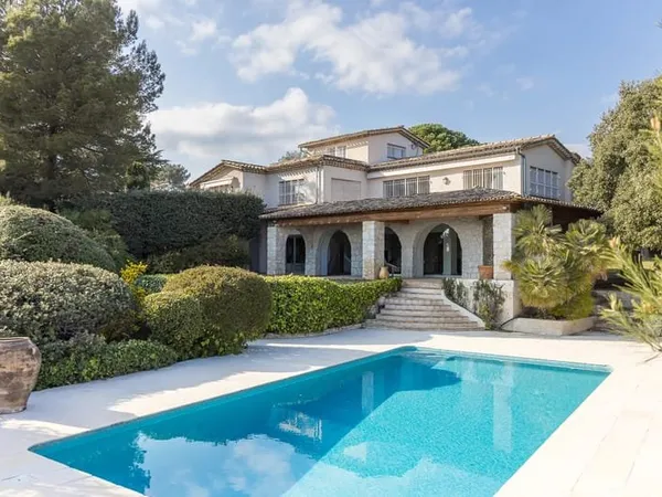 Maison 6 pièces 390 m²