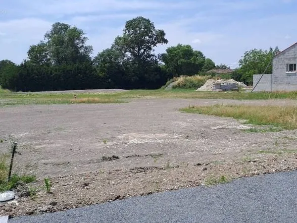 Terrain à bâtir de 847 m² à BIRON (17)