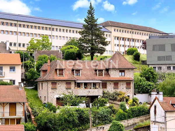 A vendre à Aurillac, à deux pas du centre-ville, Maison 8 pièces d'une surface d'environ 250 m², ave