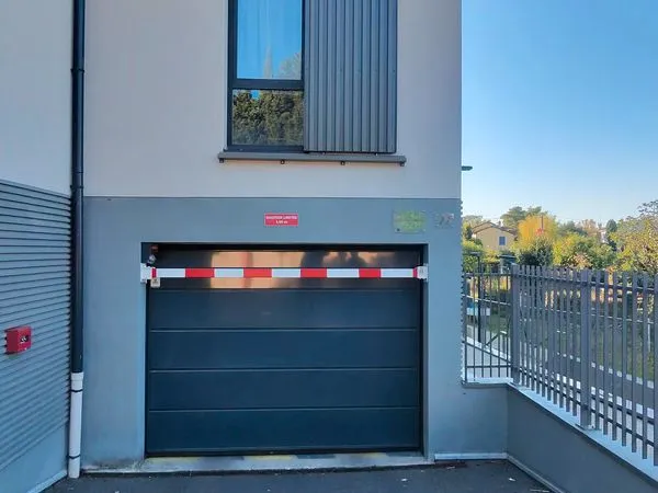 Lot de 5 box fermés - Investissement locatif - Sainte-Foy-lès-Lyon Prix : 150 000 - Vente directe pr