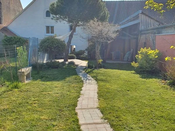 Maison familiale dans un village dynamique