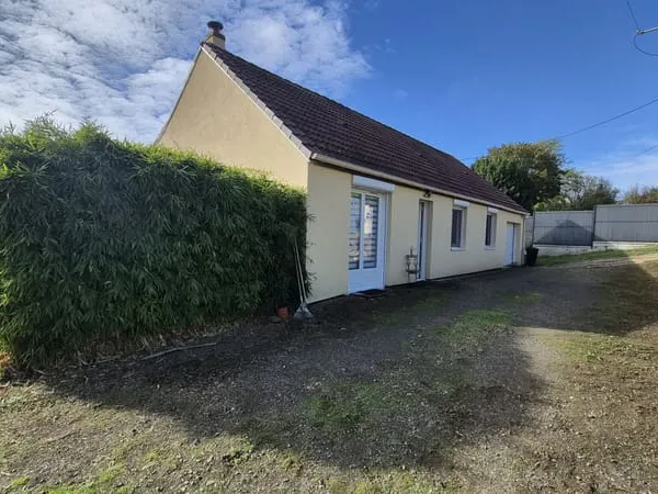 Maison de plain-pied avec beau terrain, idéale pour un premi