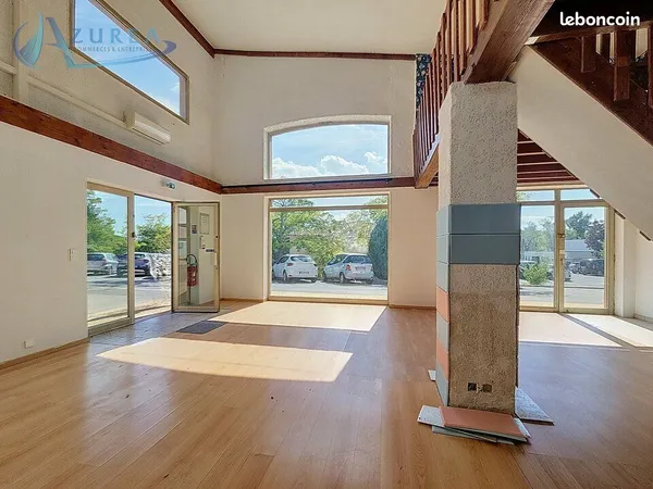 LOCAL COMMERCIAL 110 m² MONTAUROUX
