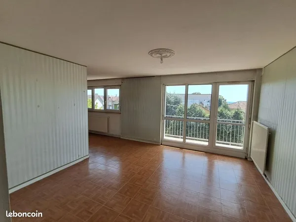 LONGWY - Spacieux T5 de 106 m² avec ascenseur, cave et garage - Secteur pavillonnaire calme