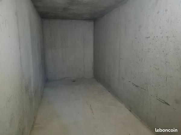 Grande cave à louer