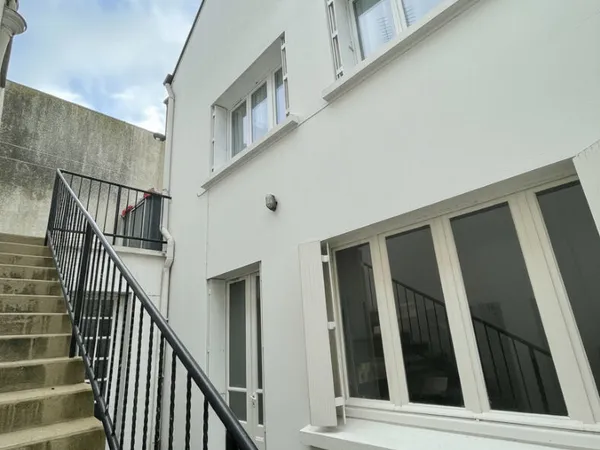 Excellente opportunité pour investisseur ! Immeuble années 60, hyper centre-ville QUESTEMBERT. 1 loy