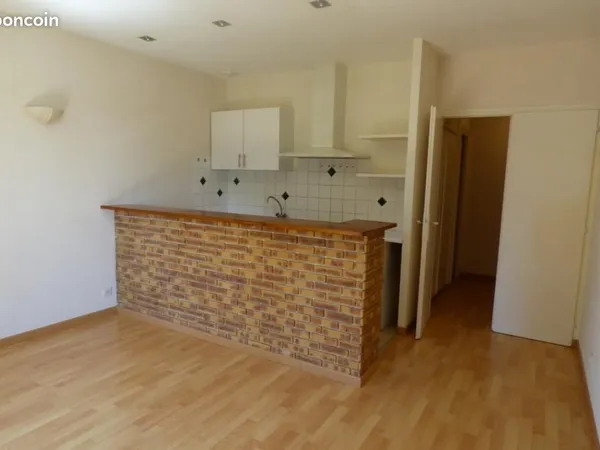 Studio 29 m2 loué avec parking à 50 m Mairie OZOIR
