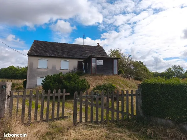 Maison individuelle sur un terrain de 4740m2, avec un plan d' eau et chauffage pompe à chaleur