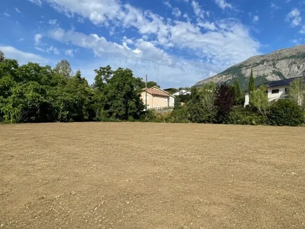 Terrain 696 m²