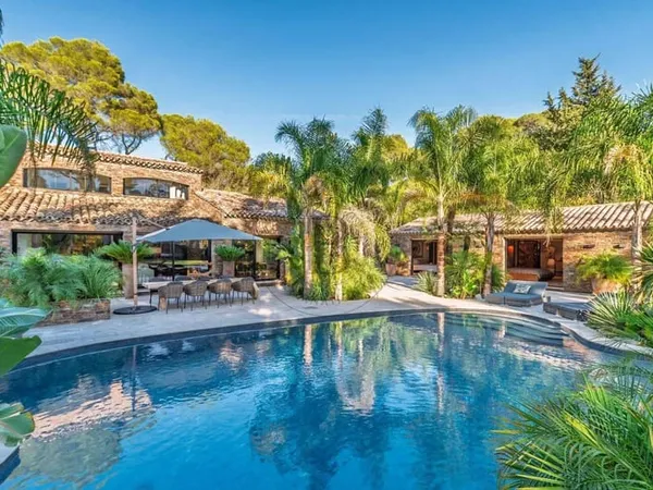 Maison de plain-pied 8 pièces 392 m²