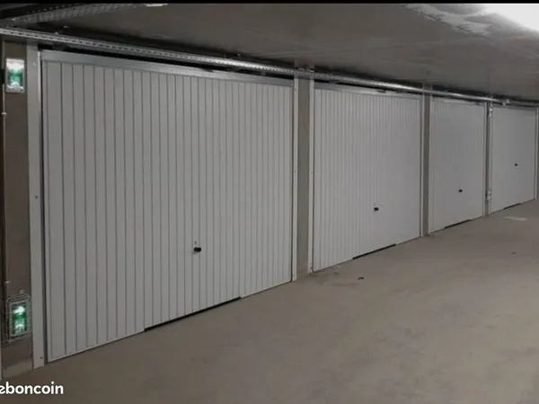 Garage box au Carré de soie avec vidéosurveillance
