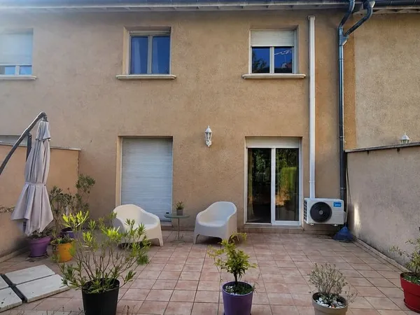 MAISON DE VILLE. 90 m2. Vénissieux centre