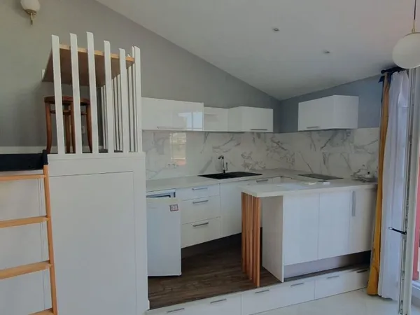 Studio meublé 23 m² + terrasse 7 m² + parking privé + piscine - Vallauris / Golfe Juan