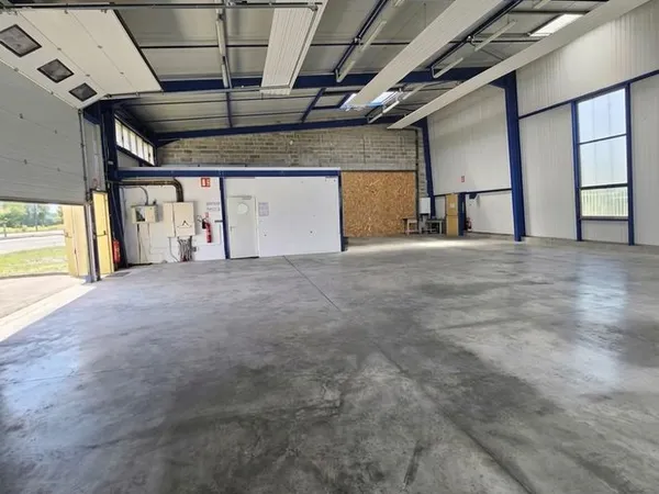 Local d'activité 300m² - Bureaux & Atelier - Proche EVREUX