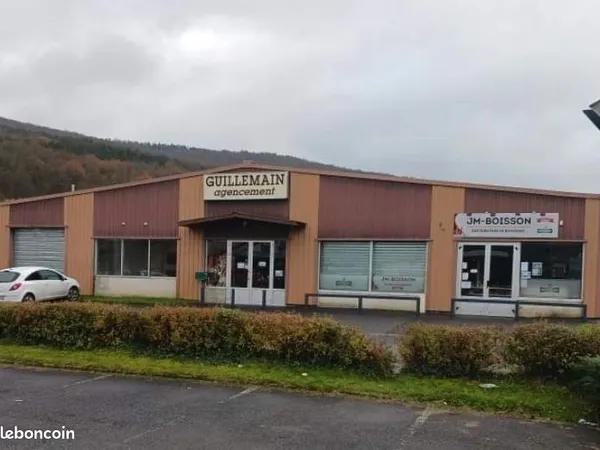 Ensemble commercial avec atelier garage + local loué