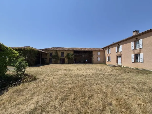 À vendre, proche Trie-sur-Baïse (Hautes-Pyrénées): maison gasconne avec grange, terrasse, porcherie,
