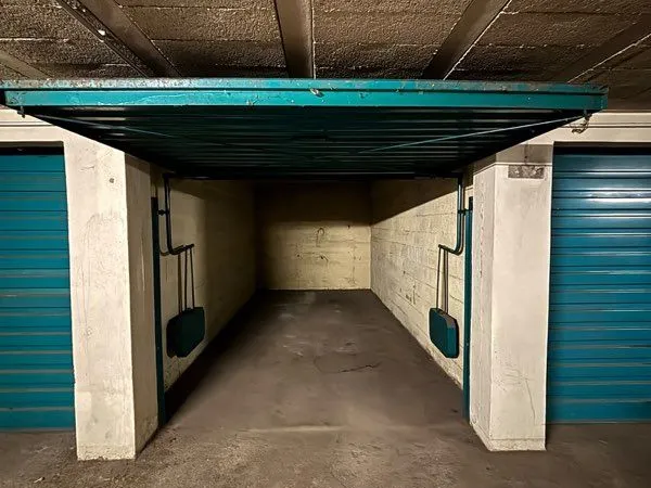 Garage en sous-sol fermé