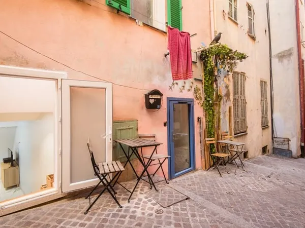 VILLEFRANCHE SUR MER - STUDIO DE 32M² A VENDRE - IDEALEMENT SITUE - ENTIEREMENT RENOVE - MEUBLÉ - ID