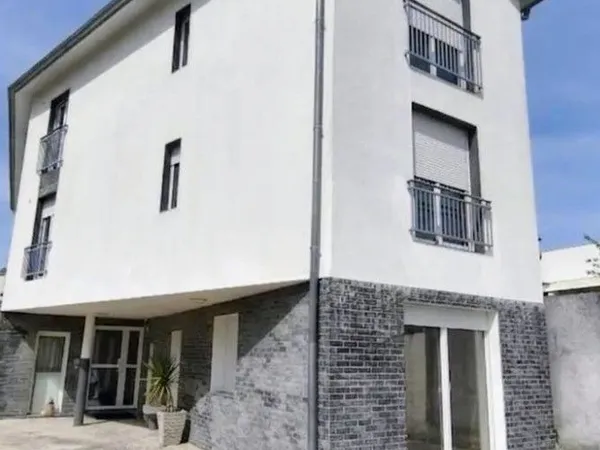 Grande maison devisée en 6 appartements