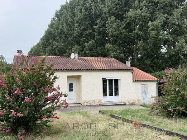 Maison de plain pied avec jardin autour .