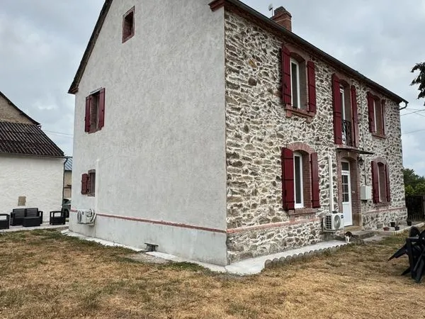 Corps de ferme rénové en pierre - 168 m² - 4 chambres - Près de 3 hectares - Grande grange aménageab