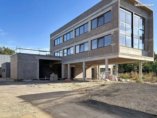 Vente d'un immeuble neuf à usage de bureaux et dépôt
