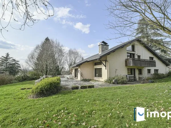 Maison d'architecte avec terrain piscinable de 5000 m2