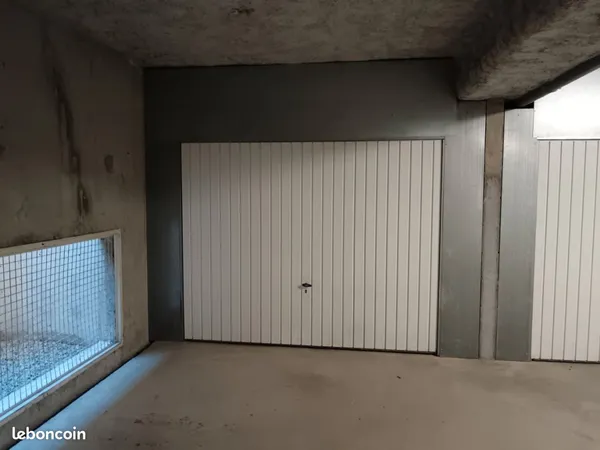 Grand garage fermé - residence Champollion Fleuriaye