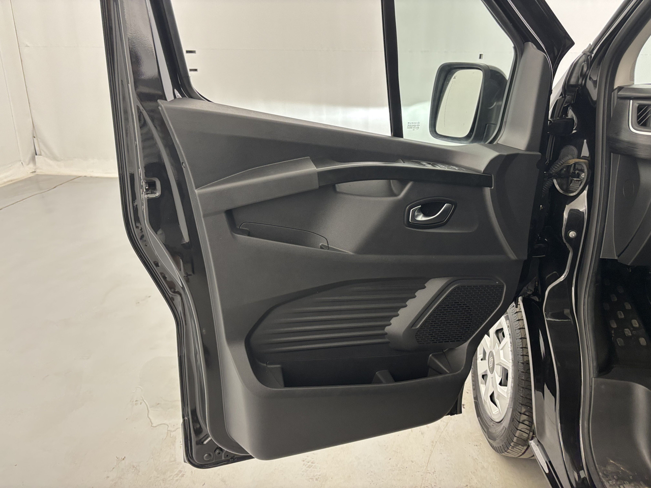 Renault Trafic Combi — photo 11