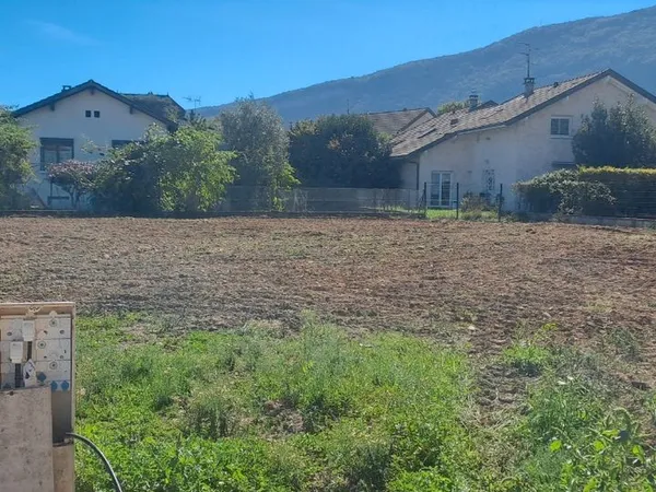 Terrain à bâtir,viabilisé pour 2 ou 3 maisons proche frontière Suisse,endroit très calme ,1590 m2,pr