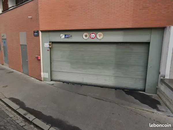 Parking en sous-sol. Pantin, rue Victor-Hugo