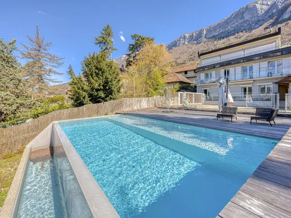 T3 rénové avec terrasse et vue lac