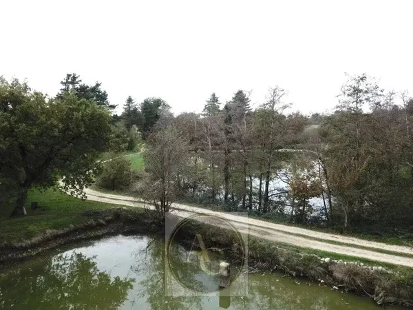 Propriété avec 2 bâtiments, 30ha et lacs à Saint Ferreol