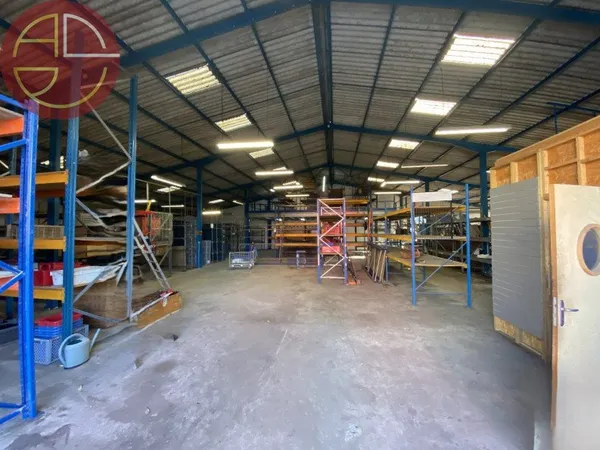 Entrepôt 660 m²
