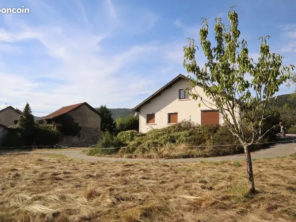 Maison avec terrain d'environ 1 950 m²