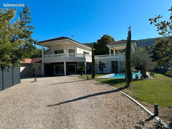 Maison d'architecte de 300 m2 au coeur de Ceyzériat